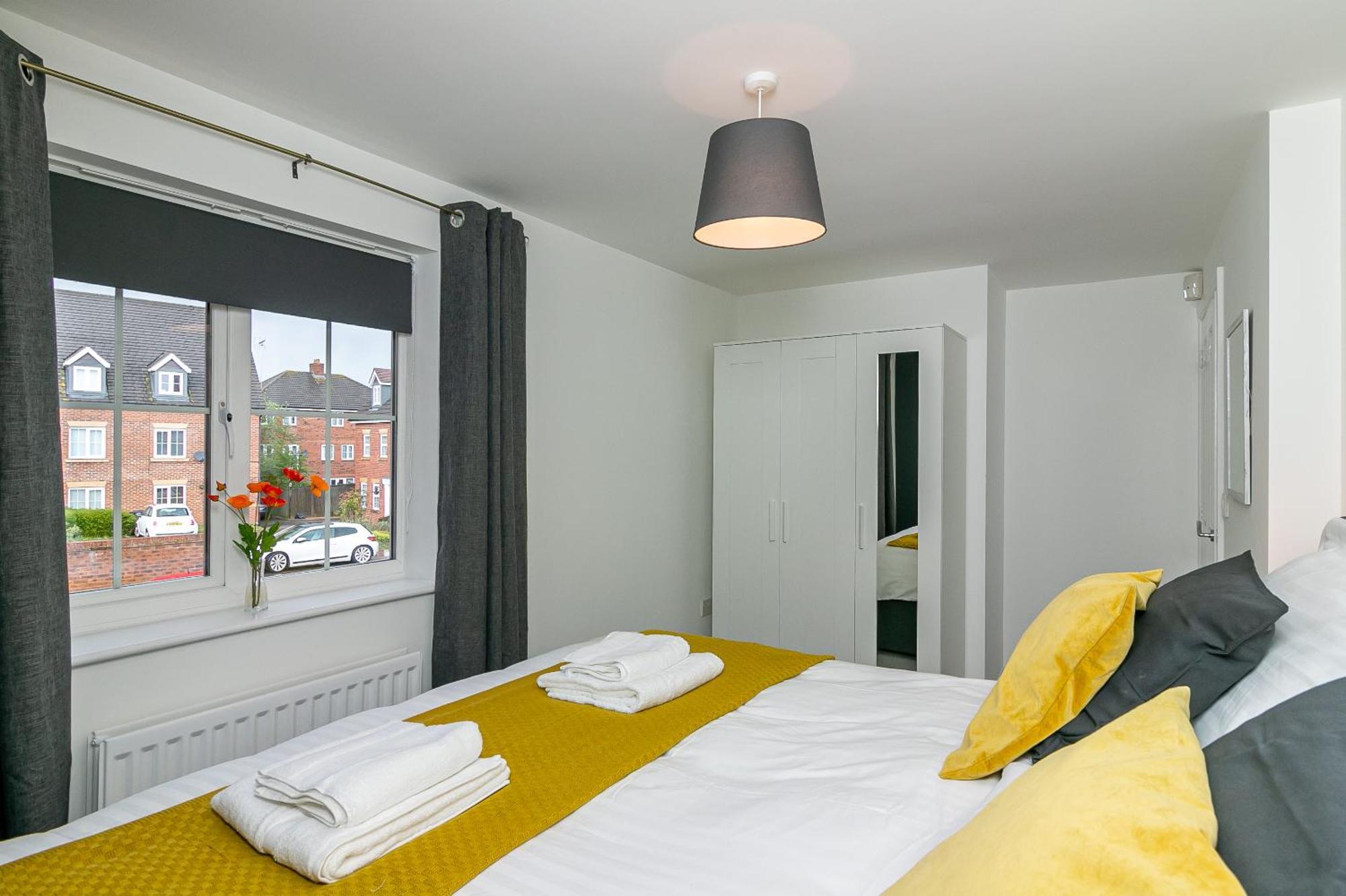 Three Bedroom Apartment By Vesta Serviced Accommodation & Short Lets Hatfield With Free Parking Exterior foto