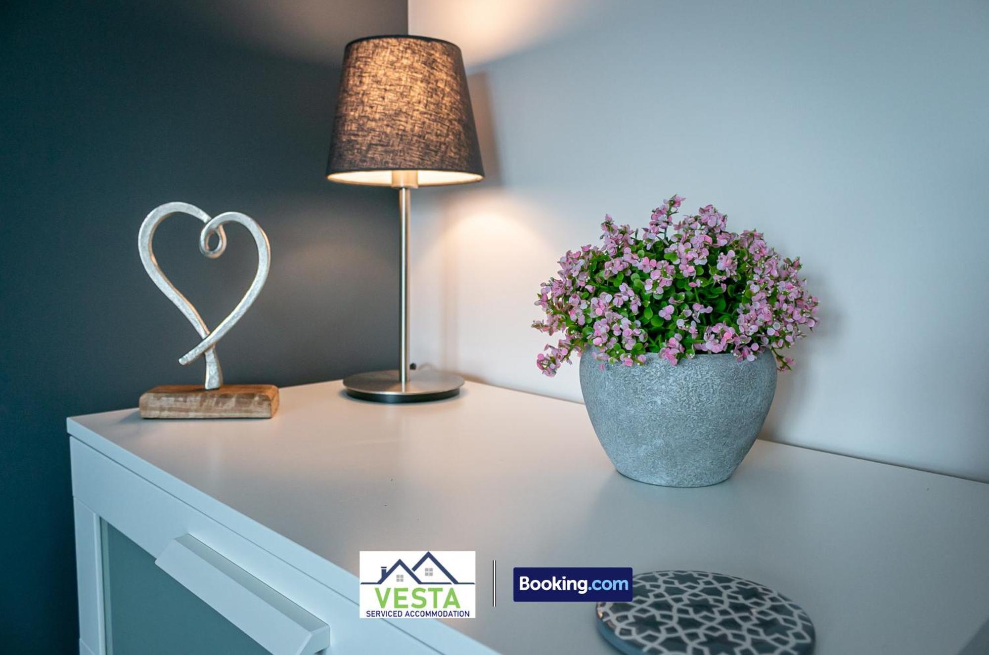 Three Bedroom Apartment By Vesta Serviced Accommodation & Short Lets Hatfield With Free Parking Exterior foto