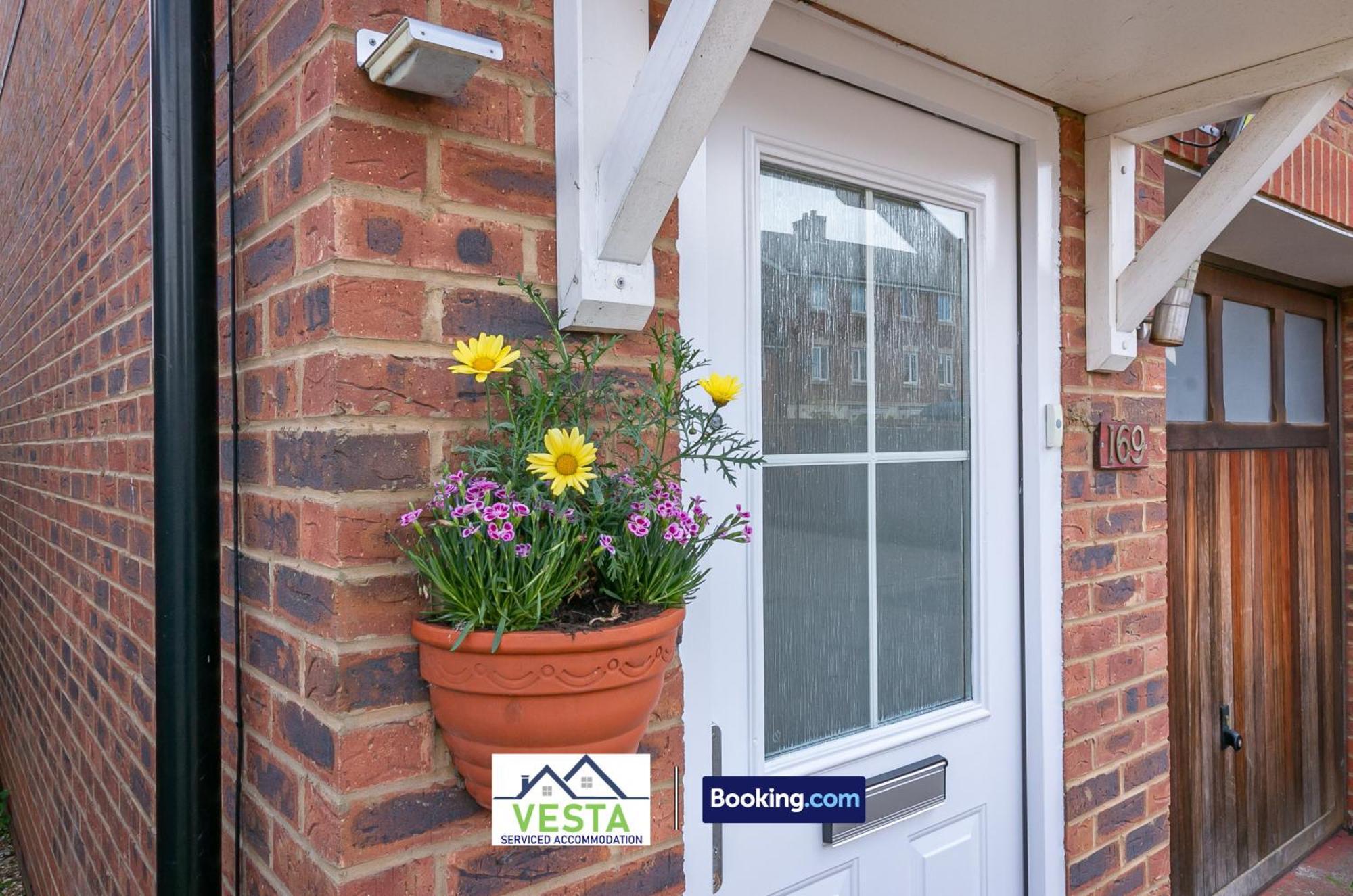 Three Bedroom Apartment By Vesta Serviced Accommodation & Short Lets Hatfield With Free Parking Exterior foto