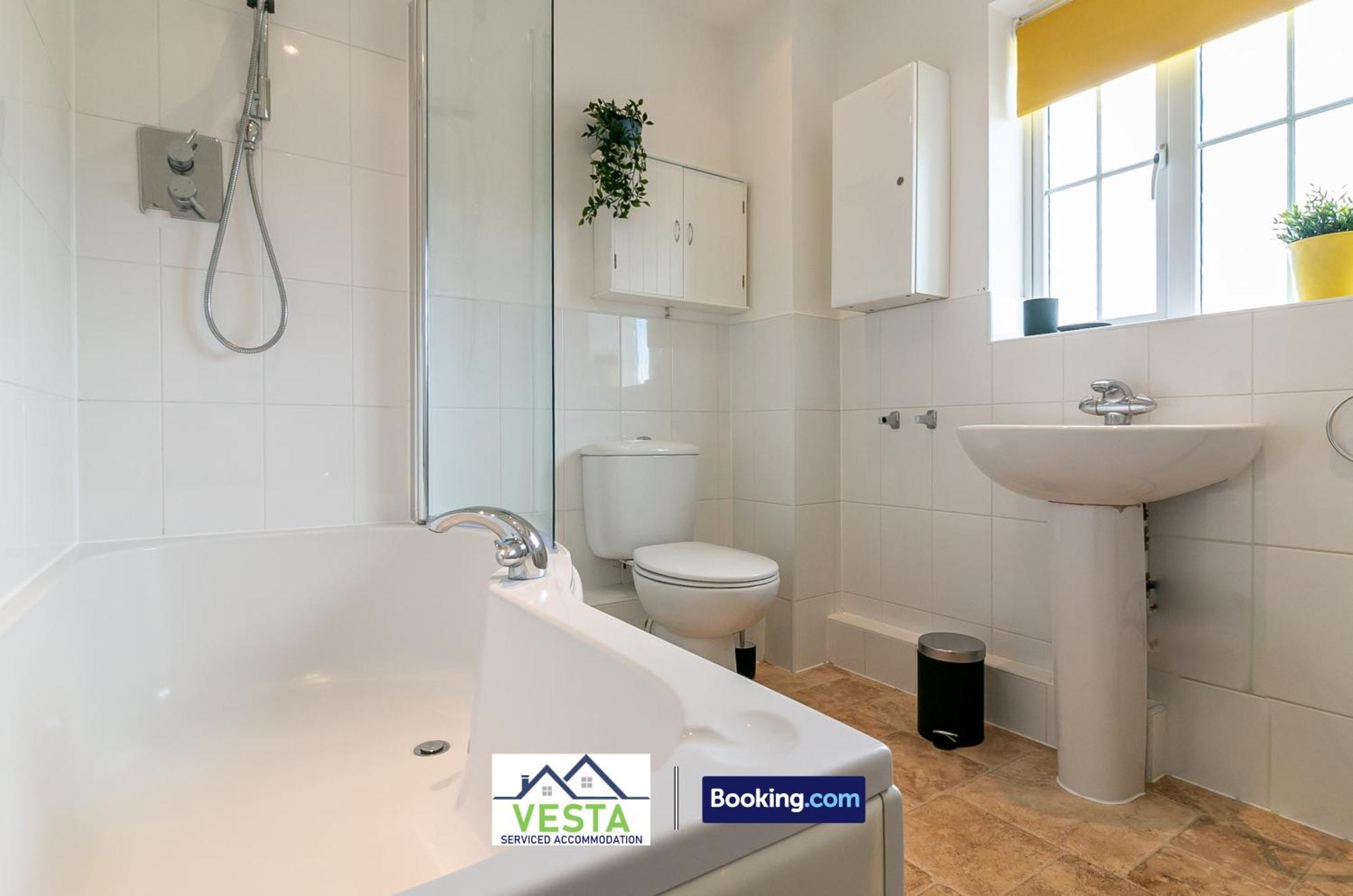 Three Bedroom Apartment By Vesta Serviced Accommodation & Short Lets Hatfield With Free Parking Exterior foto