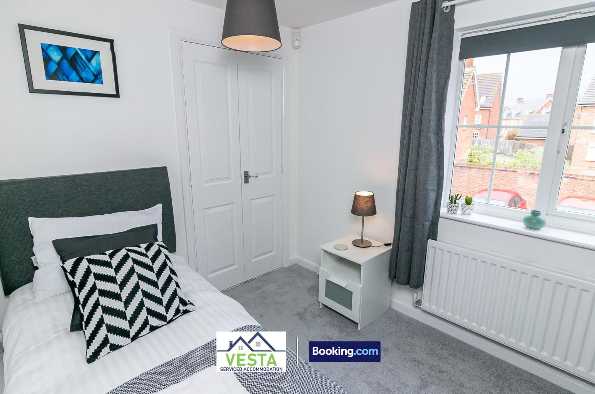 Three Bedroom Apartment By Vesta Serviced Accommodation & Short Lets Hatfield With Free Parking Exterior foto