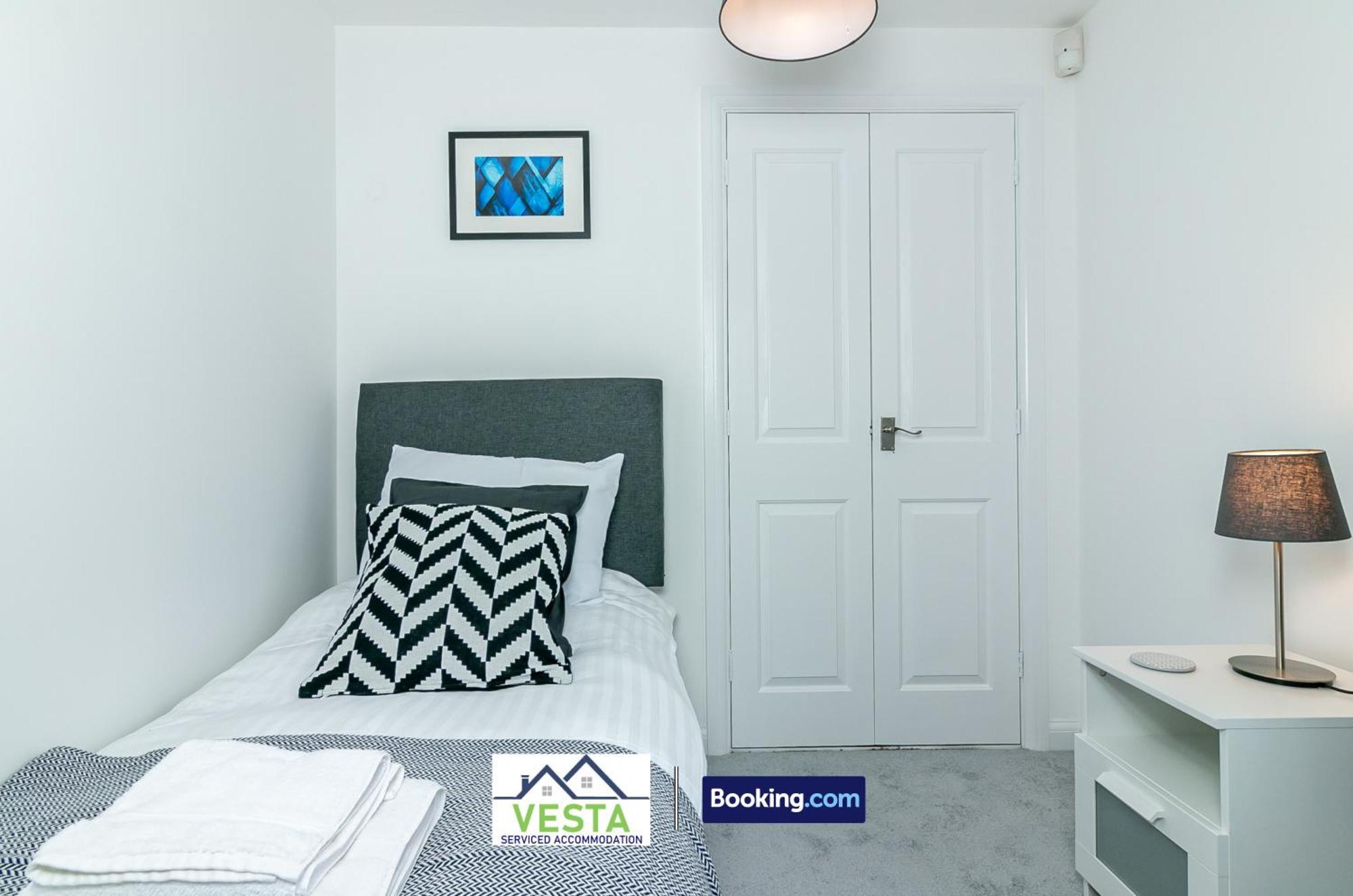 Three Bedroom Apartment By Vesta Serviced Accommodation & Short Lets Hatfield With Free Parking Exterior foto